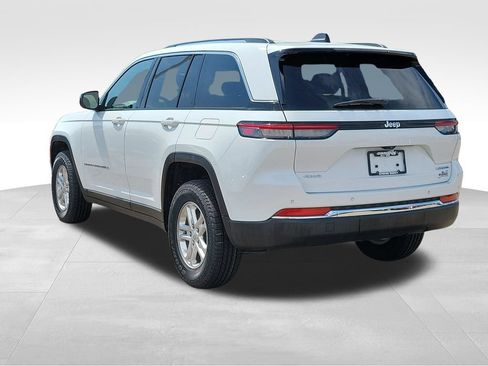 Used 2022 Jeep Grand Cherokee Laredo w/ Luxury Tech Group I AWD/4WD image 4
