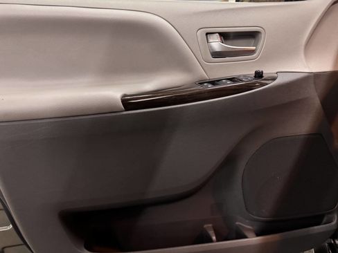 Used 2020 Toyota Sienna XLE 8 Passenger 4dr Mini Van image 34