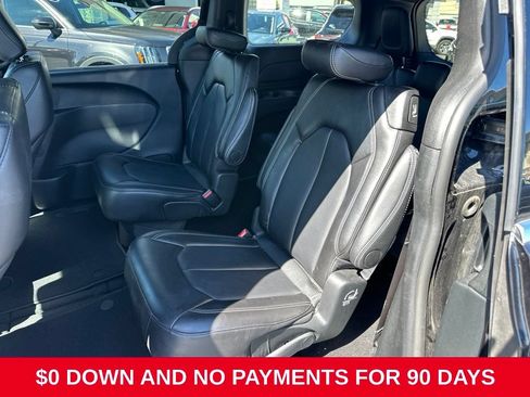 Used 2025 Chrysler Pacifica Select FWD image 5