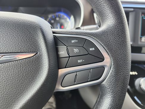 Used 2021 Chrysler Voyager Lxi image 32