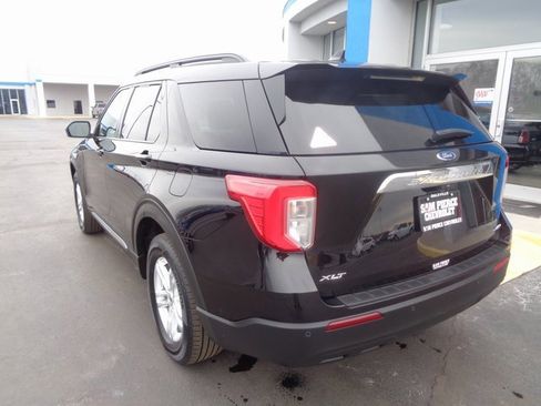Used 2022 Ford Explorer XLT image 3