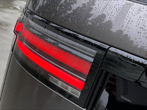 Used 2024 Land Rover Discovery Metropolitan Edition image 31