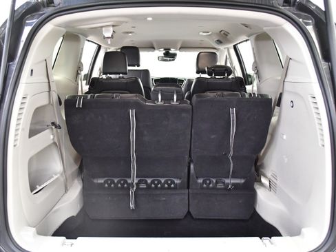 Used 2023 Chrysler Pacifica Touring-L FWD image 9