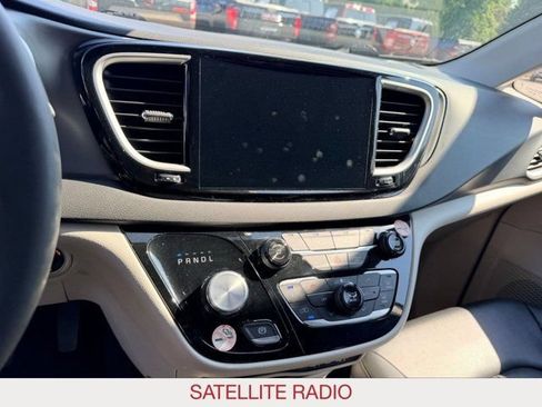 Certified 2024 Chrysler Pacifica Touring-L FWD image 13