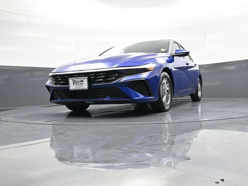 Certified 2025 Hyundai Elantra SE w/ Cargo Package FWD image 25