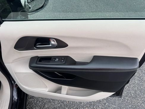Used 2024 Chrysler Pacifica Touring-L FWD image 42