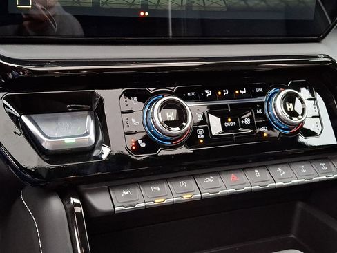 Used 2025 GMC Sierra 1500 AT4X image 23