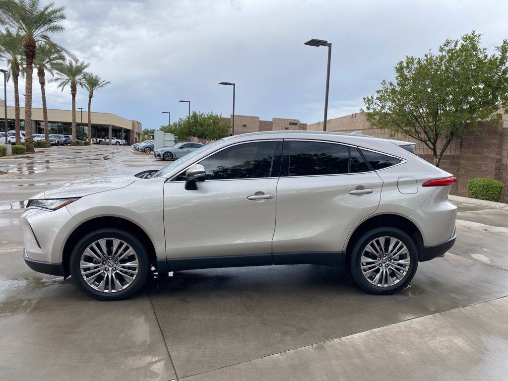 Used 2022 Toyota Venza LE AWD/4WD image 3