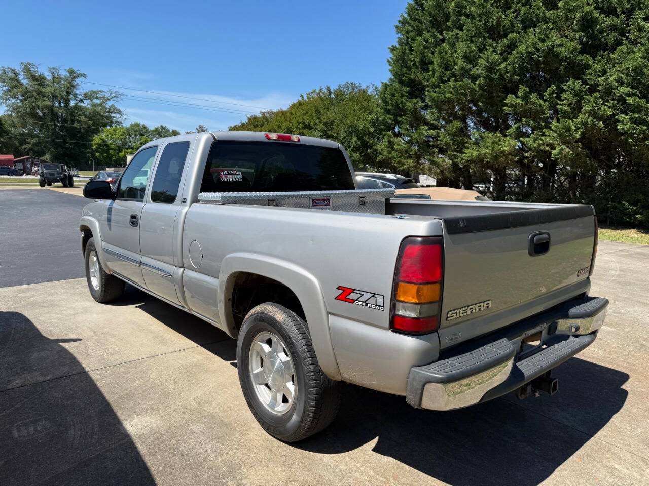 Used 2005 GMC Sierra 1500 SLE w/ Light Duty Power Package AWD/4WD image 2