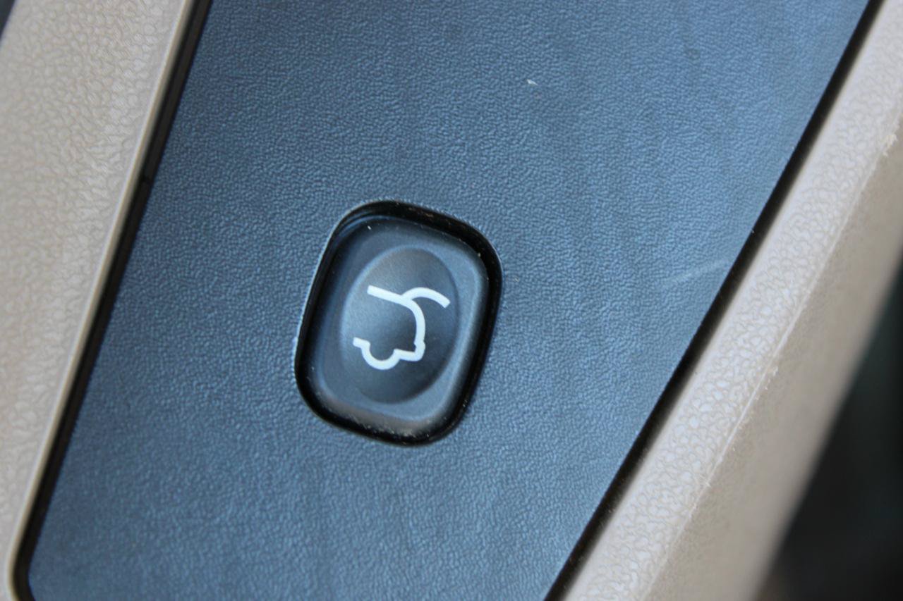 Used 2015 Chrysler Town & Country Touring-L w/ Driver Convenience Group FWD image 9