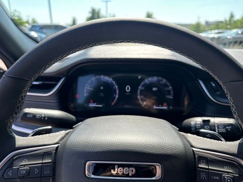 Used 2025 Jeep Grand Cherokee Limited AWD/4WD image 21