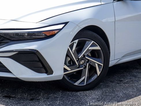 Used 2025 Hyundai Elantra Limited FWD image 5