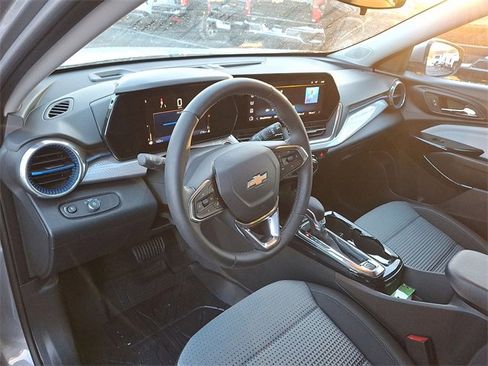 Certified 2025 Chevrolet Trax LT w/ Driver Confidence Package image 10