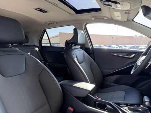 Used 2024 Kia Niro EX Touring image 38