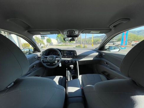 Used 2022 Hyundai Elantra SE FWD image 12