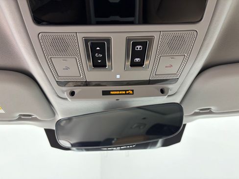 Used 2025 Land Rover Defender 110 X-Dynamic SE AWD/4WD image 12