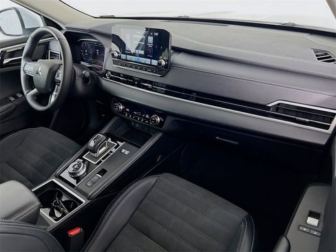 Used 2024 Mitsubishi Outlander SE image 28