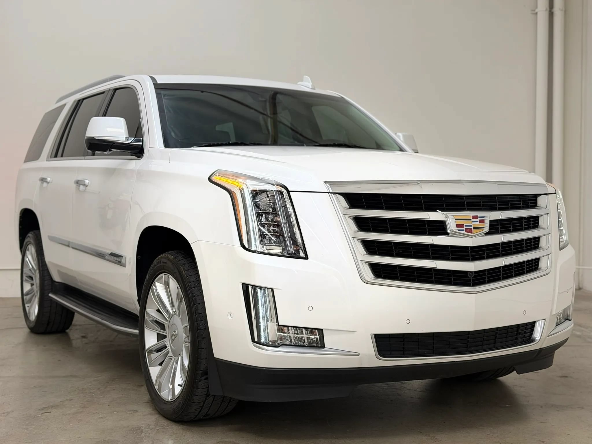 Used 2017 Cadillac Escalade Luxury AWD/4WD image 2