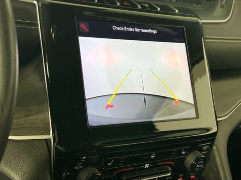 Used 2022 Jeep Grand Cherokee Limited image 12