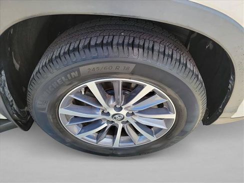 Used 2018 Toyota Highlander XLE AWD/4WD image 10