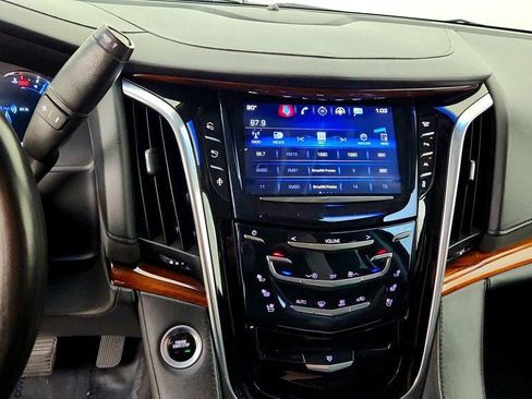 Used 2016 Cadillac Escalade Luxury AWD/4WD image 17