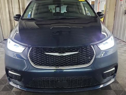 Used 2024 Chrysler Pacifica Limited FWD image 3