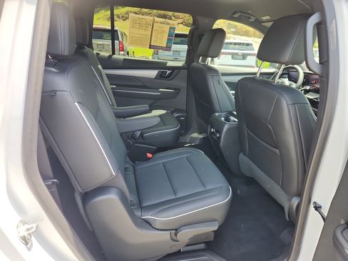 Used 2025 Buick Enclave Preferred FWD image 43