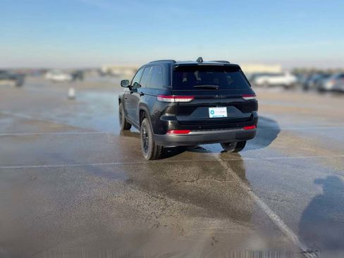 New 2026 Jeep Grand Cherokee Altitude image 9