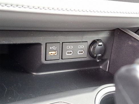 Used 2023 Toyota Highlander LE image 26