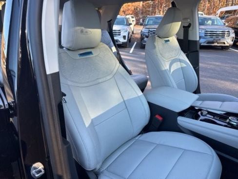 Used 2026 Ford Explorer Platinum w/ LUX Leather Package AWD/4WD image 23