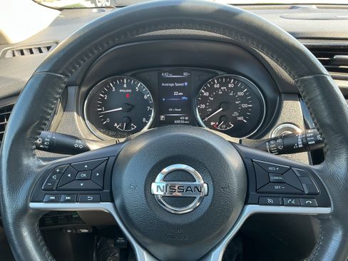 Used 2017 Nissan Rogue SV w/ Sun & Sound Touring Package AWD/4WD image 8