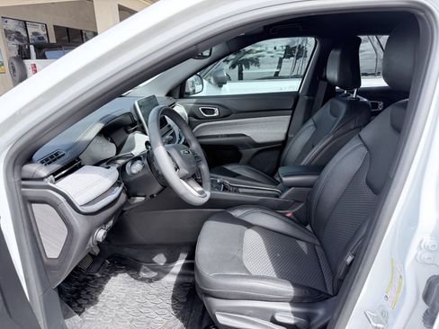 Used 2025 Jeep Compass Latitude AWD/4WD image 2