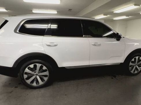 Used 2022 Kia Telluride EX w/ EX Premium Package image 9