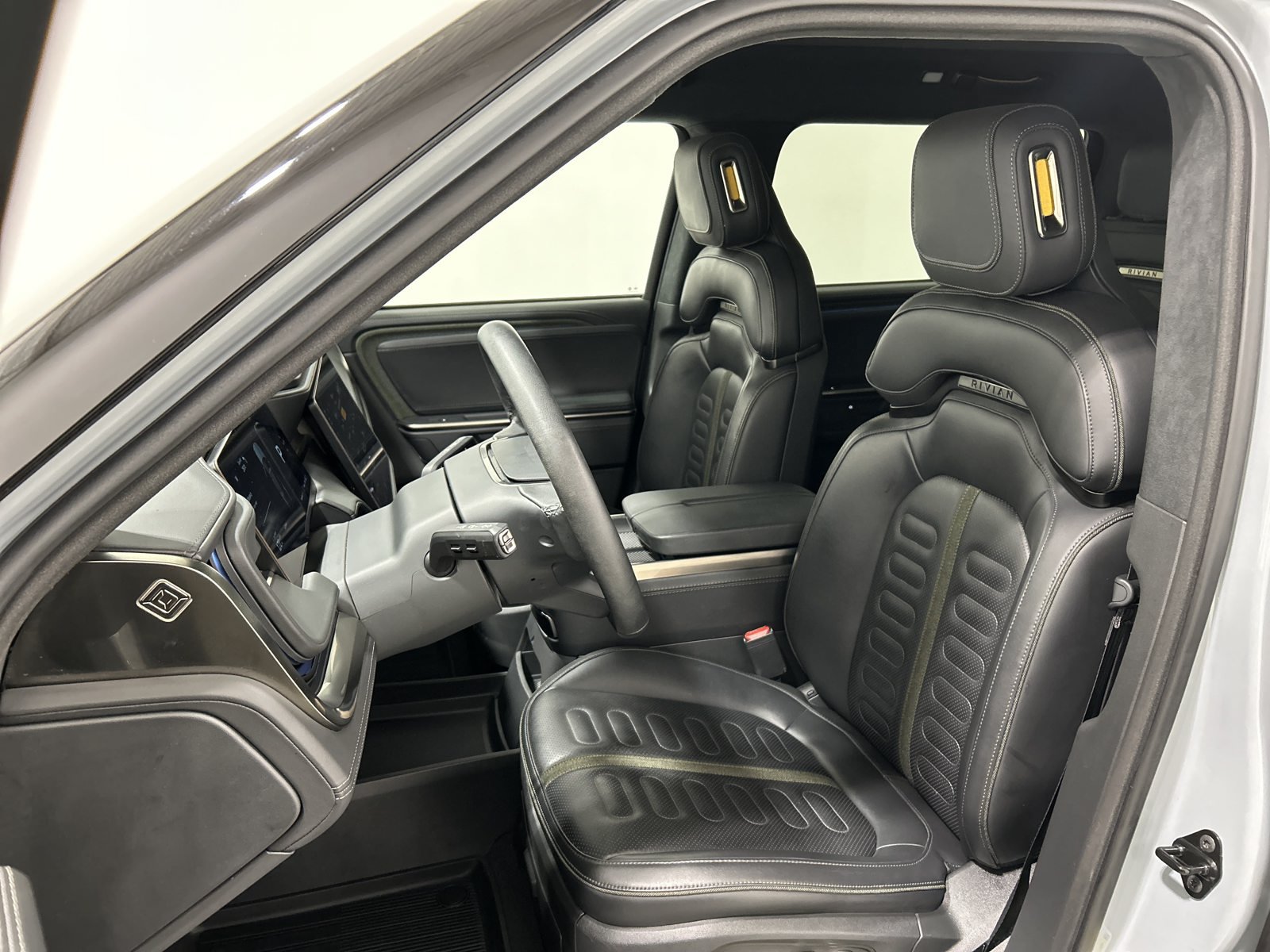 Used 2025 Rivian R1S Adventure Dual AWD/4WD image 20