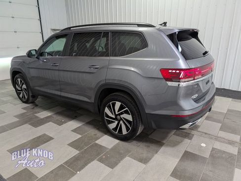 Used 2025 Volkswagen Atlas SE AWD/4WD image 2