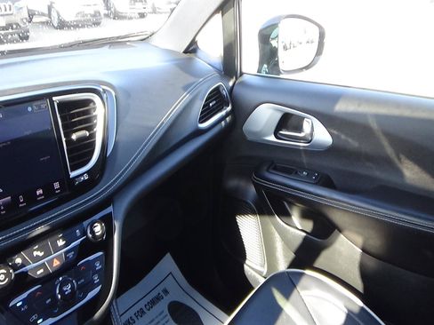 Used 2026 Chrysler Pacifica Limited FWD image 32