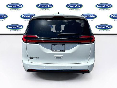 Used 2023 Chrysler Pacifica Touring-L FWD image 6