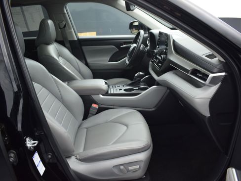 Used 2022 Toyota Highlander XLE image 10