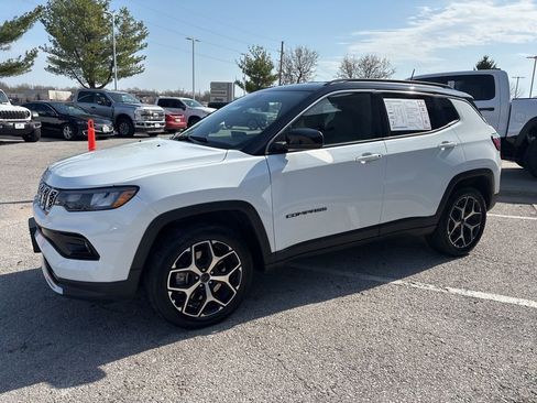 Used 2025 Jeep Compass Limited image 14
