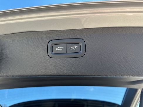 Certified 2025 Volvo XC90 B6 Plus image 37