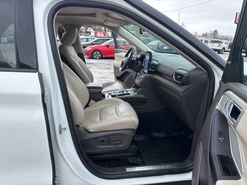 Used 2020 Ford Explorer Platinum w/ Premium Technology Package image 17