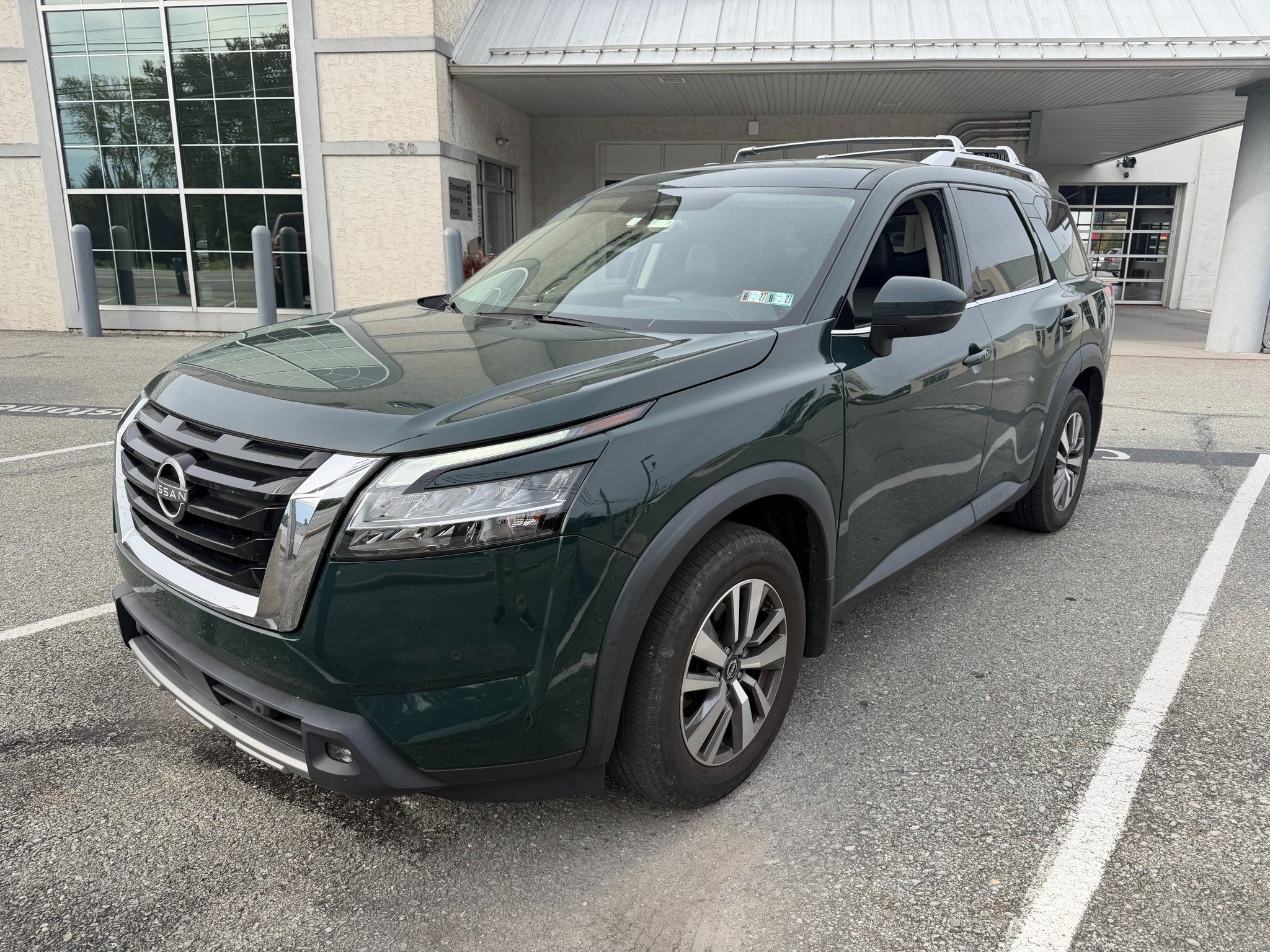 Used 2022 Nissan Pathfinder SL AWD/4WD image 2