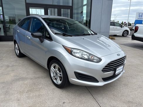 Used 2018 Ford Fiesta SE FWD image 3
