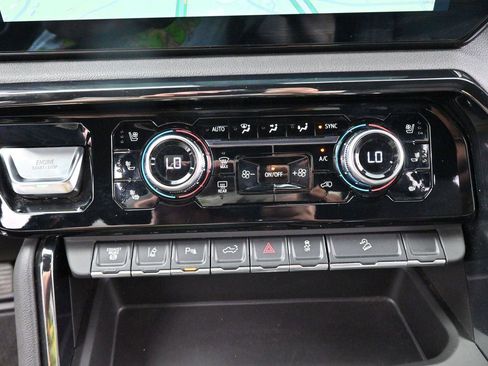 Used 2024 GMC Sierra 2500 AT4 w/ AT4 Premium Plus Package AWD/4WD image 25