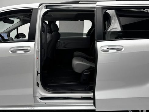 Used 2026 Toyota Sienna XLE FWD image 30
