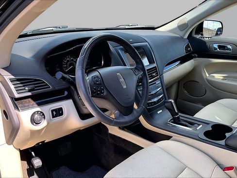 Used 2018 Lincoln MKT AWD image 18