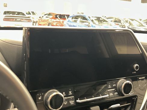 Used 2024 Toyota Highlander XLE image 16