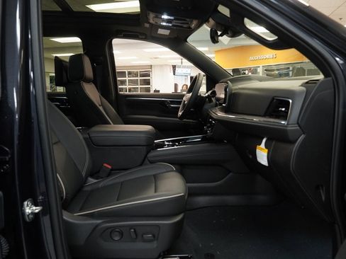 New 2025 Chevrolet Suburban Premier image 30