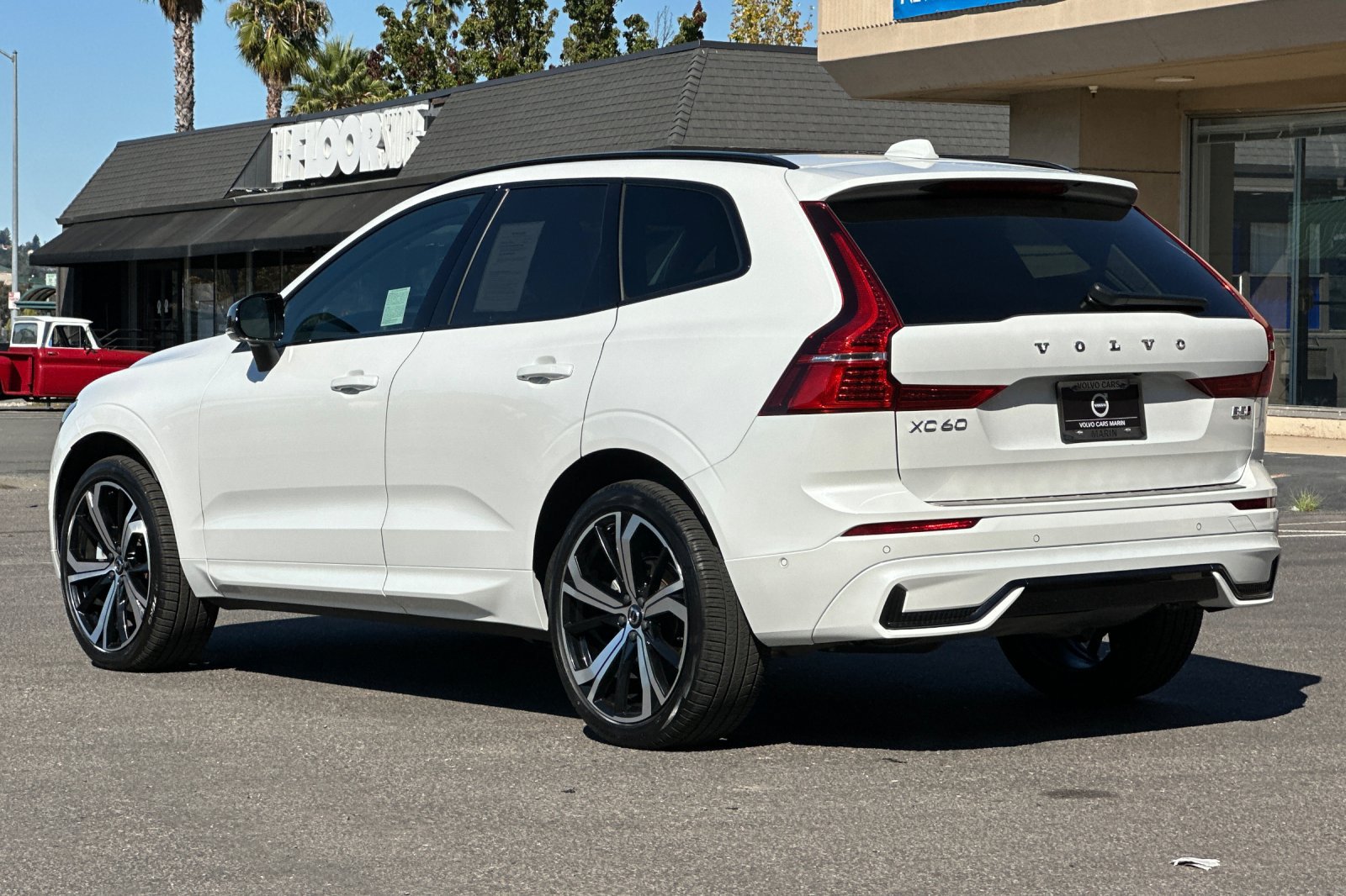 Certified 2024 Volvo XC60 B5 Ultimate w/ Protection Package Premier AWD/4WD image 7