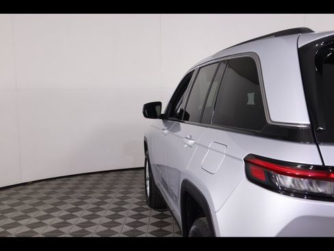 Used 2023 Jeep Grand Cherokee Laredo w/ Luxury Tech Group I image 18